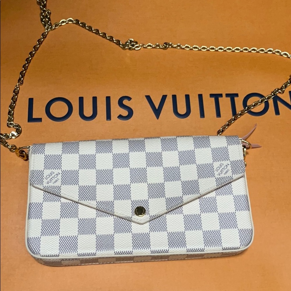 Felicie pochette Damier Azur in white with pink